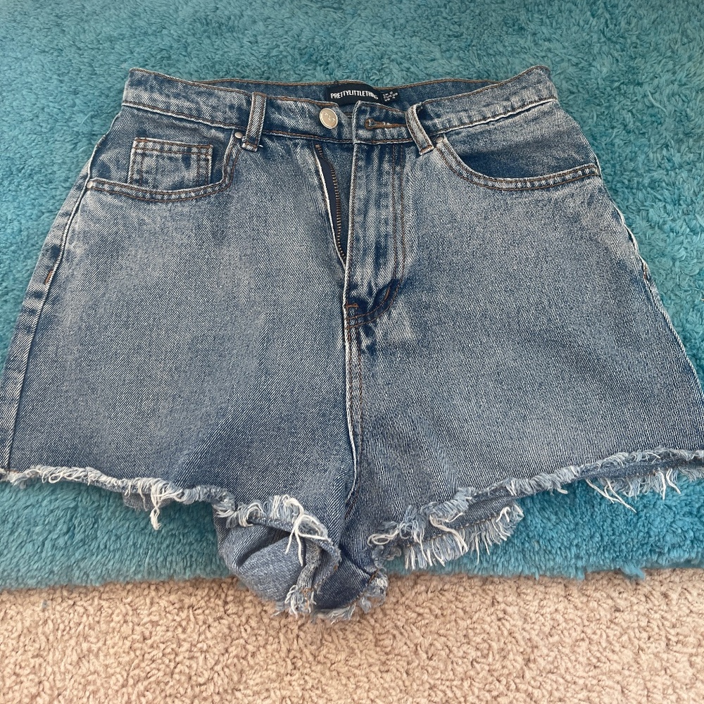 Pretty Little Thing boyfriend shorts-medium wash